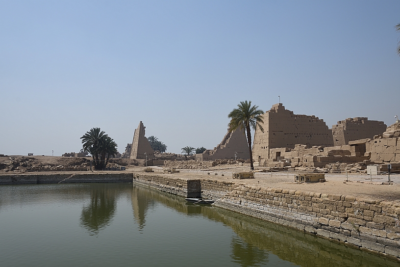 53 MAK_6182.jpg - Il Lago Sacro, adiacente al tempio, dove i sacerdoti svolgevano abluzioni rituali e prendevano avvio le processioni delle barche sacre che trasportavano le statue di Amon, Mut e Khonsu verso il tempio.